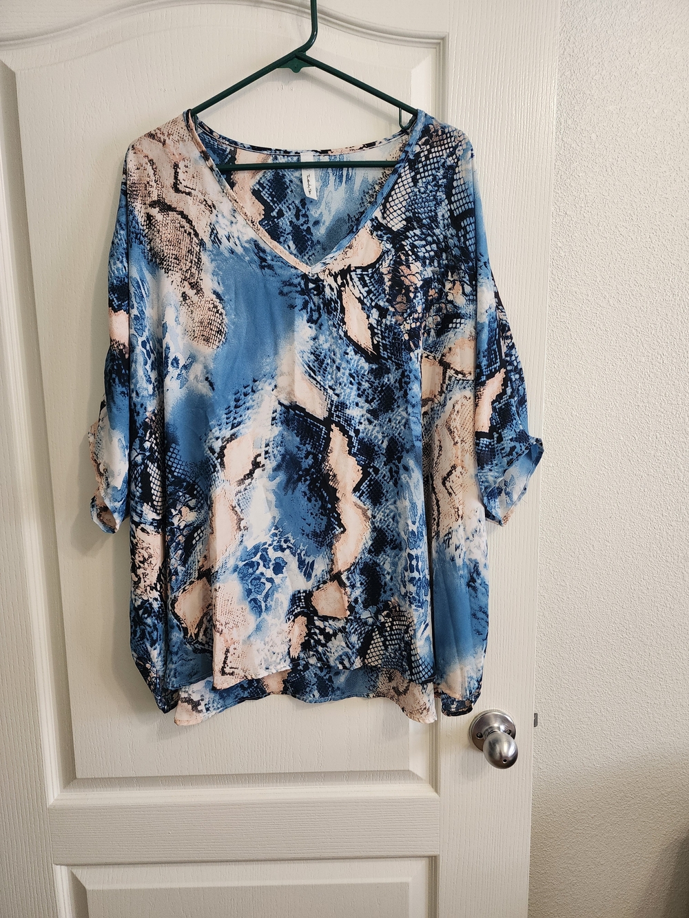 Women's Blue & Cream Snake-Print V-Neck Tunic
